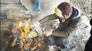 Выживание в пещере: поймай и приготовь еду во время жестокой метели!