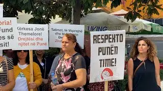 70 gra dhe vajza q&euml; punojn&euml; n&euml; nj&euml; fasoneri, protestojn&euml; n&euml; Fier, pasi kan&euml; 2 muaj pa marr&euml; pagat