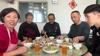 东北农村过年习俗烀肉，猪头猪爪肘子肉烀一锅，吃肉啃骨头真豪横 #年味 #过年习俗 #东北美食 #我的年味故事 #记录真实生活