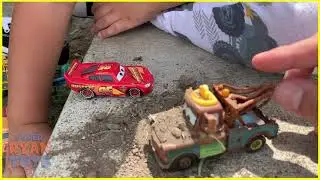 FRANK TRACTOR TIPPING PIXAR LIGHTNING MCQUEEN  rjplaytime superryantoys