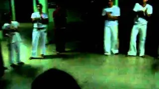 professor barata capoeira mestre robert&atilde;o terminando role com banda