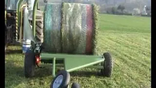 Chantier ensilage enrubannage d'herbe balles rondes avec une ELHO