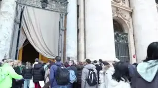 Giubileo, fila a San Pietro per la Porta Santa prima della chiusura