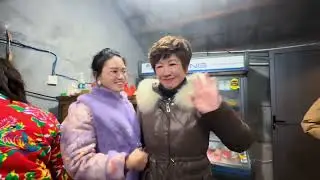 海哥带小杨姐姐回地球村，众人齐聚吃宰猪饭，华宝教粤语让我犯难#海哥量地球