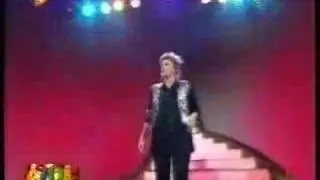 Irene valt bijna van de trap