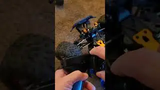 Laegendary Thunder going backwards when I turn to the right. 🤔 #laegendary #thunder #rccar