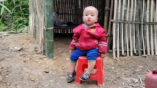 The woman taught the baby to walk, and went to dig up bamboo shoots for dinner.