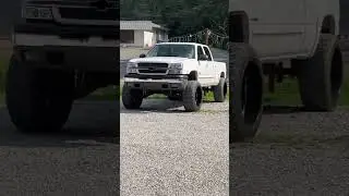 That stance tho &hellip; #squattedtrucks  #liftedtrucks #cateye