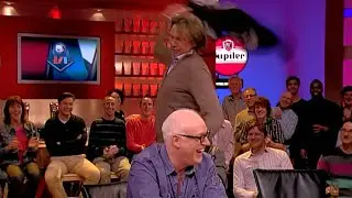 Hans gooit met z'n jasje in de studio - Voetbal International