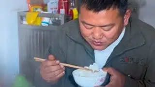 在农村，种洋芋是一年里的大事。翻土、播种、浇水，每个步骤都饱含着对土地的深情。看着洋芋从土里冒出嫩芽，满心都是对丰收的期待 ，这是属于咱农村人的烟火日常。#人间烟火 #记录我的种植生活 #我的乡村生活