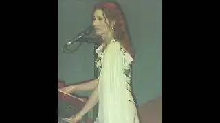 Tori Amos - Tear In Your Hand live in Chicago (N1) (2002)