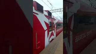 Электропоезд аэроэкспресс ЭД4МКМ проезжает на станции варшавская