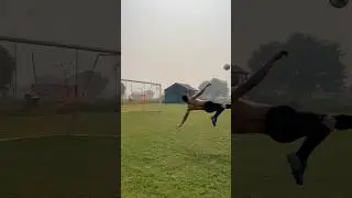 BACKVOLLEY⚽️❤️#football #learnfootball #bicyclekick #ronaldo #ibrahimovic #overheadkick #viralshort