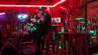 Sam Riggs with Justin Ross @ Mule Barn 20191129 215346