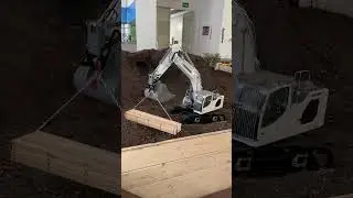RC Baustelle8: LIEBHERR hebt Baggermatten mit Kettengeh&auml;nge! #rc #excavator #construction #shorts