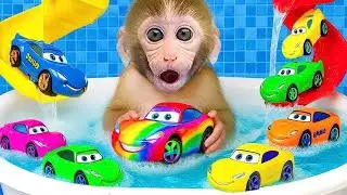 O Macaco Bon Bon alegremente o telescópio e se junta ao patinho na descoberta do universo