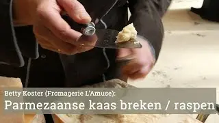 Parmezaanse kaas raspen of breken doe je zo