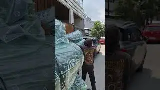 Proses pemuatan bubble wrap menggunakan montor #viral #bubble
