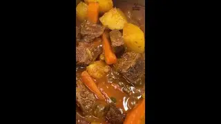 Carne com batatas que fica muito delicioso!