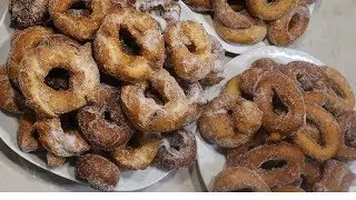 Rosquillas de anís caseras a mano y rosquillera
