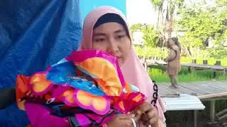 pilih_pilih balon karakter satu kranjang'menggulung tali dan isi gas balon karakter.
