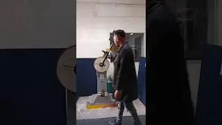КАК СБРОСИТЬ ТЯЖЕЛЫЙ РУЧНОЙ МАЯТНИК НА УДАРНЫЙ СТАНОК ЧАРПИ В ЛАБОРАТОРИИ МЕХАНИЧЕСКИХ ИСПЫТАНИЙ