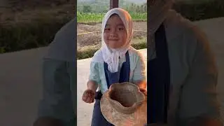 Membuat Kerajinan Gerabah bersama Keyshali
