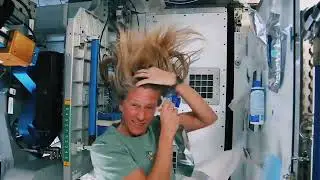 Karen Nyberg Shows How You Wash Hair in Space