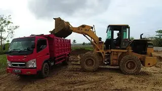 Heavy Equipment Machines Working Wheel Loader Loading Trucks / Alat Berat Konstruksi Loder dump Truk