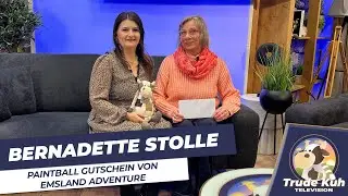 Bernadette Stolle holt den gewonnenen Paintball-Gutschein f&uuml;r das Emsland Adventure bei Trude Kuh ab