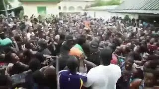 Damso : une foule completement d&eacute;cha&icirc;n&eacute;e dans une &eacute;cole a Abidjan pour Damso