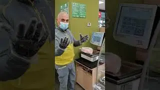 Come attaccare l'etichetta prezzo sui sacchetti al supermercato.