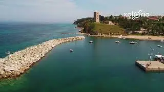Port Nea Fokea &Tau;&omicron; &lambda;&iota;&mu;ά&nu;&iota; &tau;&eta;&sigmaf; &Nu;έ&alpha;&sigmaf; &Phi;ώ&kappa;&alpha;&iota;&alpha;&sigmaf;, Halkidiki, Macedonia, Greece 2019.05 aerial video