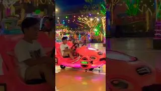 Naik mobil balap mini pink kencang banget. Banyak pohon lampu kelap kelip