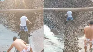The entire process of workers unloading phosphate ore from a 2500-ton cargo ship