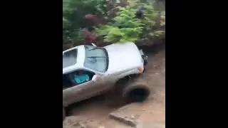 car driving on rocks. insane driving   #offroading #jeep #mud #drift #climbing #mountain #offroad
