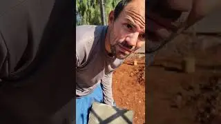 ajudante de pedreiro aprendendo a chapiscar