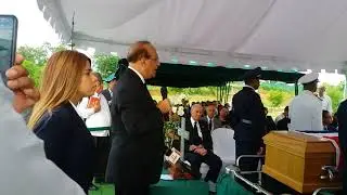 Julio Cesar Casta&ntilde;os Guzm&aacute;n habla en el entierro de Juan Ar&iacute;stides Taveras Guzm&aacute;n