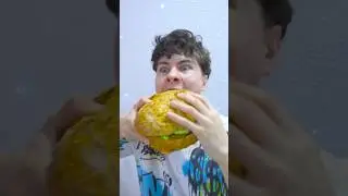 Не предлагай маленькую еду большому человеку 😳🤣🍔 #fastfamilylife #trending