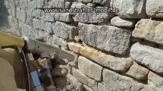 Sandstrahlen einer Sandsteinmauer