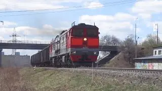 Тепловоз 2ТЭ10М-0895 с грузовым поездом