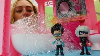 Spielzeugvideo für Kinder. Die PJ Masks besuchen Nicoles Hotel