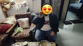 ये कौन आ गया पराठे खाने ? 🤔