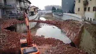 Abbattuto il ponte ottocentesco di via Alba a Savigliano dopo quattro mesi di cantiere
