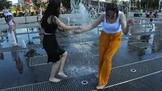 Girls and orange wet summer happiness! / Девушки и оранжевое мокрое счастье лета!
