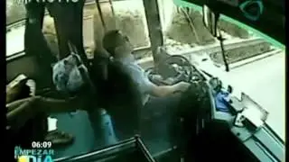 Herido de muerte, conductor salva la vida de sus pasajeros
