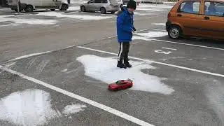 28.12.2019. Markus ja suur puldiauto, sirklid. Makus' large remote control car, doing doughnuts.