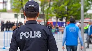 Kasksız Kadın Sürücü Polislere Zorluk Çıkarıp Tehdit Etti! “Adın Ne Senin?”
