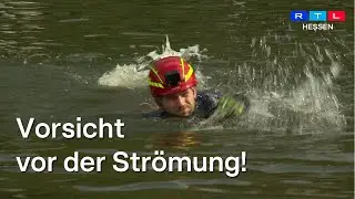 RTL Hessen-Reporter schwimmt durch den Main in Frankfurt um Strömung zu testen