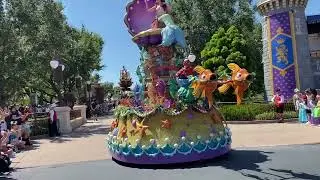 Great Viewing Spot Magic Kingdom Disney Festival of Fantasy Parade Walt Disney World
